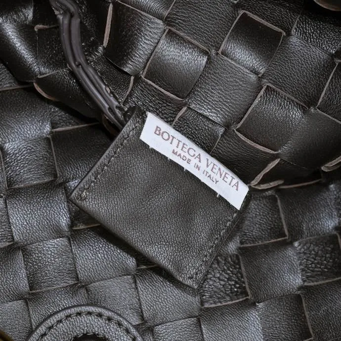 Original leather, batch 2060, the old-money style BV Sardine large size has been shipped🔥 Nowadays, many fashionable, rich and tasteful Jimei people are carrying the same bag invariably. It’s Bottega Veneta Sardine! Because this BV Sardine bag is so beautiful and high-end! The arc-shaped intrecciato woven bag body, paired with metal sardine handles, looks like a work of art, allowing people to ponder and appreciate it. Currently Sardine has launched three sizes for everyone to choose from. This is the largest size🉑️hand-held🉑️armpit🉑️single shoulder🉑️crossbody. It is a very high-quality and relatively niche treasure model. It will be very special when you carry it when you go out. It allows you to have the freedom of carrying a bag. Sisters go crazy. Style number: 7468-1# Size: 39*31*12cm